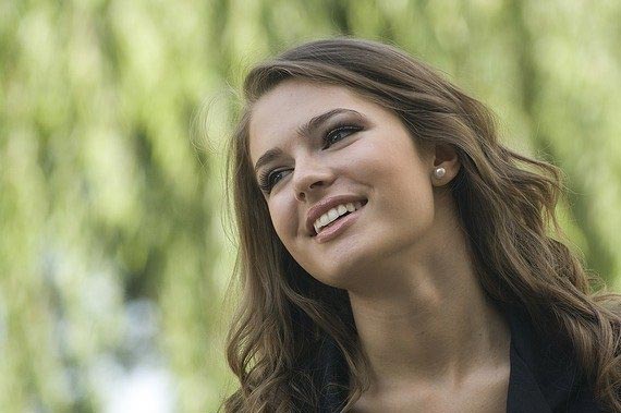 woman smiling with venneers